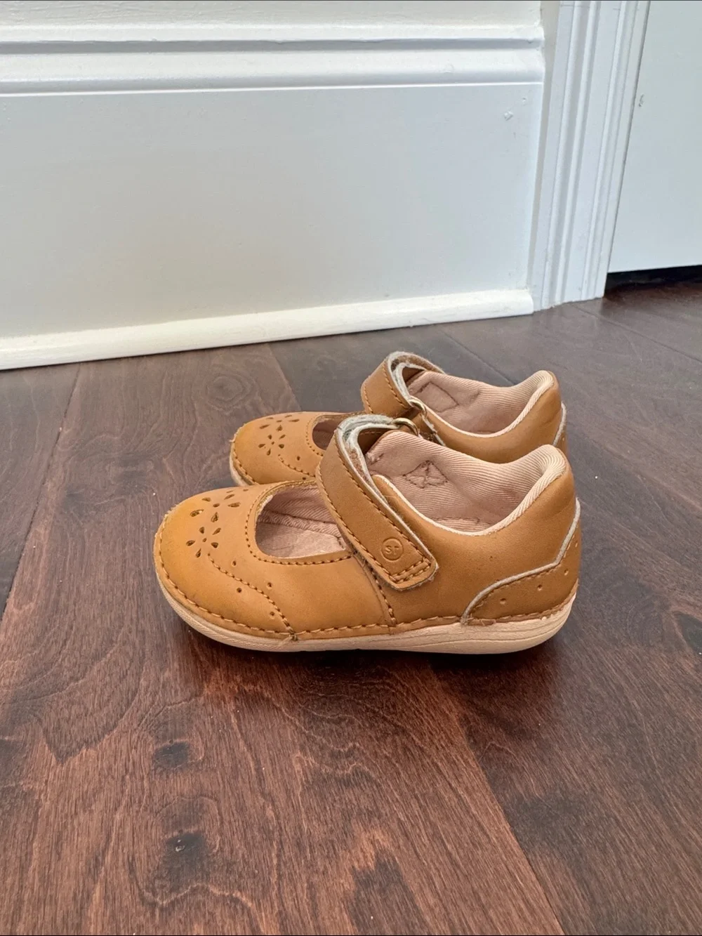 Stride Rite Leather Baby Girls Mary Jane’s Shoes Velcro Strap, size 4 Tan - Picture 2 of 9